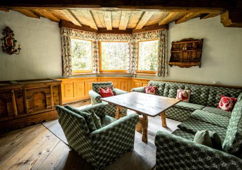 a living room with a table and chairs at Aparthotel Heiligenblut in Heiligenblut
