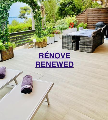 un panneau indiquant « Retirer les avis » assis sur des tables dans un jardin dans l'établissement Eden Sea Cannes Villa, à Cannes