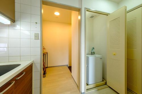 - une cuisine avec un lavabo et des toilettes dans la chambre dans l'établissement パレグレイス - Palaisgrace Shibuya, à Tokyo