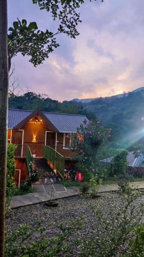 a house with a view of a mountain at Don's River Valley Jungle Resort in Maraiyūr