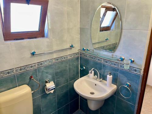 un baño con lavabo y espejo en Къща за Гости Чайка, en Byala