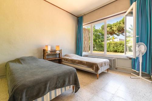 una camera da letto con un letto e una finestra di Parad'Isula - Avec piscine à Porticcio a Grosseto-Prugna
