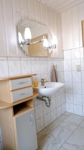 Bilik mandi di Gästezimmer Schlossblick