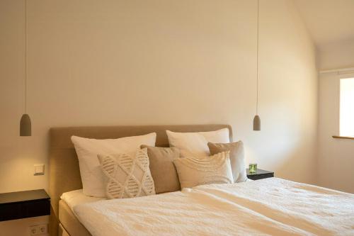 Giường trong phòng chung tại Relax In A Thatched Barn With A Sauna