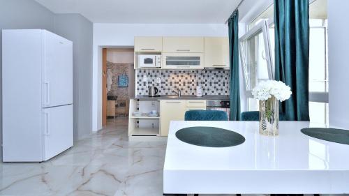 Η κουζίνα ή μικρή κουζίνα στο Emerald Marble Serenity Apartment