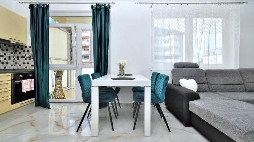 Χώρος καθιστικού στο Emerald Marble Serenity Apartment