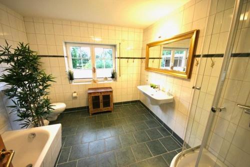 a bathroom with a tub and a sink and a toilet at Ferienhaus Boddentraum 160 M2 Auf Einer Ebene In Idyllischer Lage Auf Rügen, Vieregge in Vieregge