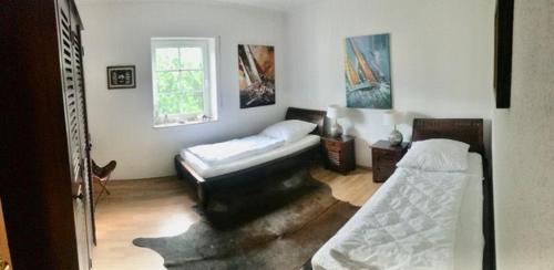 a room with two beds and a window at Ferienhaus Boddentraum 160 M2 Auf Einer Ebene In Idyllischer Lage Auf Rügen, Vieregge in Vieregge