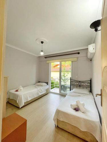 KoycegizにあるJess Villa Köyceğizの窓のある部屋にベッドが2つある