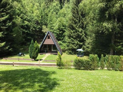 a small cabin in the middle of a park at Ferienhaus Mit Garten, Grill Und Terrasse in Langelsheim