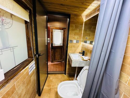 Un baño de Lewo Guest House