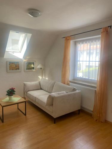 ウンターウールディンゲンにあるBodenseeZEITのソファと窓のあるリビングルーム