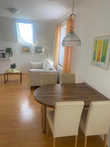 ウンターウールディンゲンにあるBodenseeZEITのテーブルと椅子のあるダイニングルームとリビングルーム