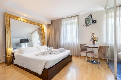 Postel nebo postele na pokoji v ubytování Aston Hotel
