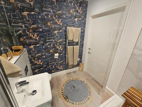 Ένα μπάνιο στο Modern Studio Near London