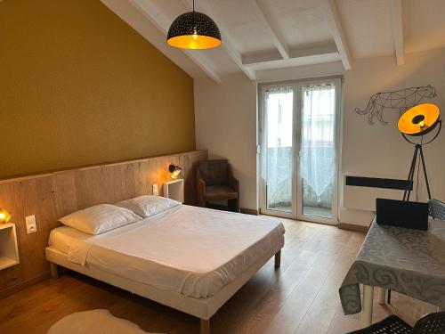 Un dormitorio con una cama y una ventana grande. en Studio/Hôtel Porte De France, en Saint-Louis