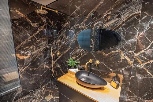 a bathroom with a sink and a mirror on a counter at classic la in Mashabbe Sade