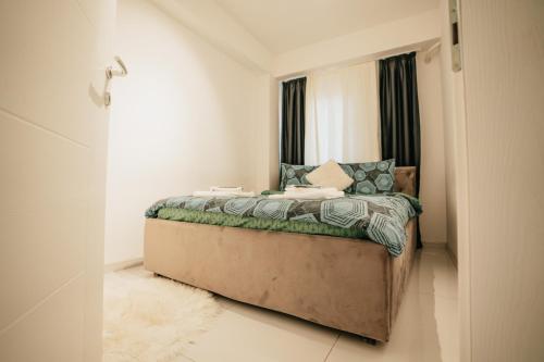a bedroom with a bed in a room at Damast Lux apartments 20 in Ohrid