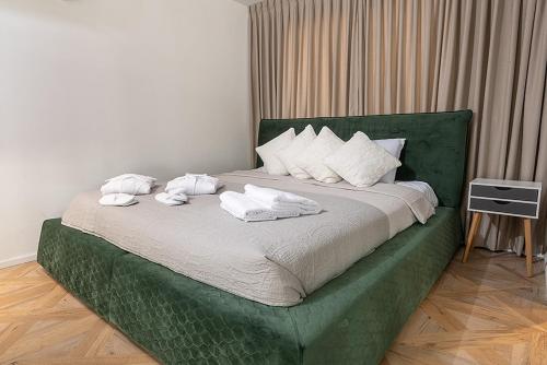 a green bed with towels on top of it at classic la in Mashabbe Sade