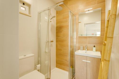 a bathroom with a shower and a toilet and a sink at Charming Aroeira Beach Studio in Aroeira