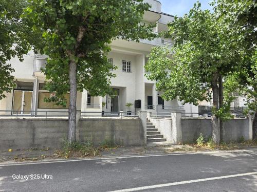 Το κτήριο όπου στεγάζεται  το διαμέρισμα