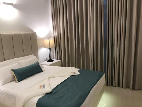 Ένα ή περισσότερα κρεβάτια σε δωμάτιο στο Hasara Oceanfront Apartments