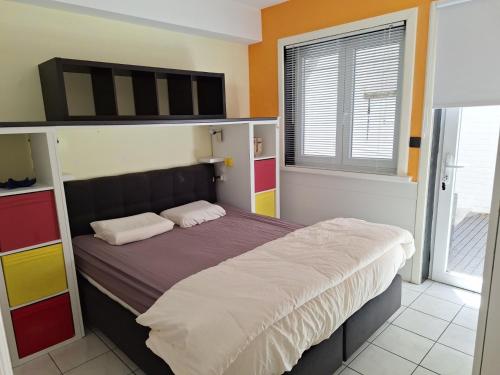 Postel nebo postele na pokoji v ubytování Gelijkvloers appartement in hartje Oostende