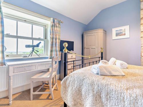 Katil atau katil-katil dalam bilik di 3 Bed in Bamburgh CN022
