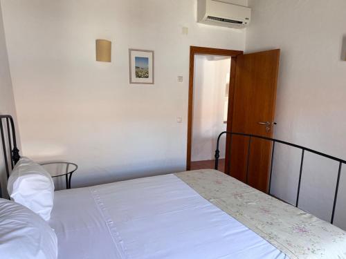 En eller flere senge i et værelse på Casa Oliveira - Casas da Amieira