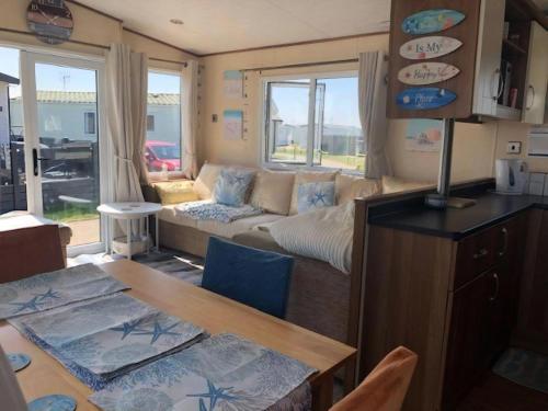 Χώρος καθιστικού στο Great Caravan With Decking And Wi-Fi At Dovercourt Holiday Park Ref 44002F