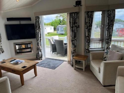 Area soggiorno di Beautiful Lodge At Manor Park In Norfolk Ref 23006Bu