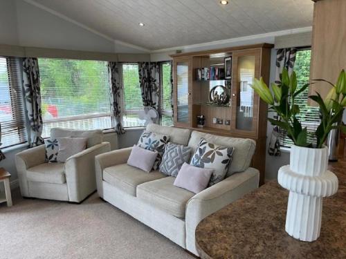 Area soggiorno di Beautiful Lodge At Manor Park In Norfolk Ref 23006Bu