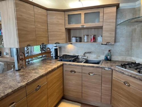 Cucina o angolo cottura di Beautiful Lodge At Manor Park In Norfolk Ref 23006Bu