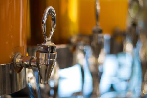 un primer plano de un objeto metálico sobre una mesa en City Lodge Hotel Sandton, Morningside, en Johannesburgo