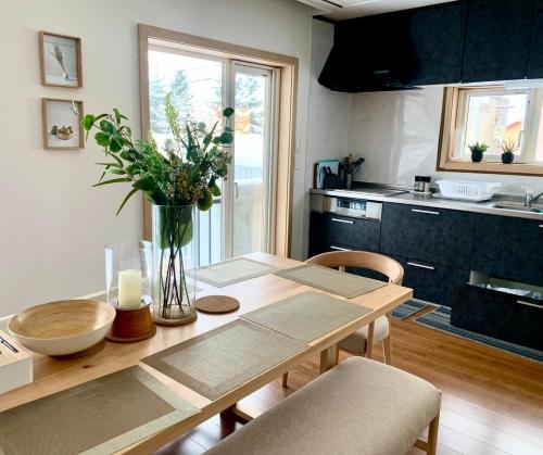 Η κουζίνα ή μικρή κουζίνα στο SHIKA HOUSE An ideal ski home in Rusutsu Village - 3 km from world class Rusutsu Ski Resort