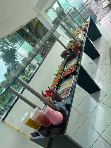 Un estante en un edificio con comida y bebidas. en Bela Vista Praia Hotel, en Natal