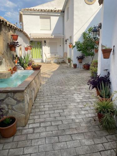 a courtyard of a house with a hot tub at ALOJAMIENTO RURAL EL CARRIL in Pegalajar