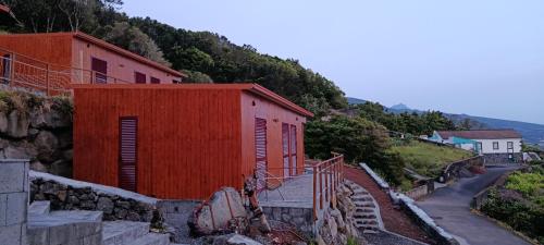 a red building on the side of a mountain at Recanto Terra Alta in São Roque do Pico