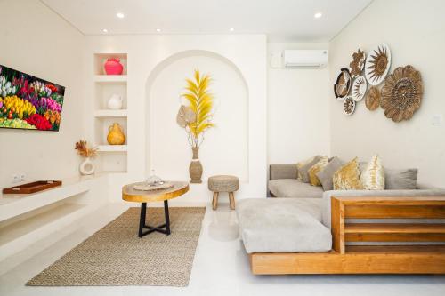 a living room with a couch and a table at Villa Amaia Canggu in Kerobokan