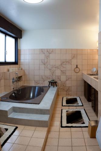 une salle de bain avec baignoire et sol carrelé dans l'établissement Beautiful family home, à Armoy