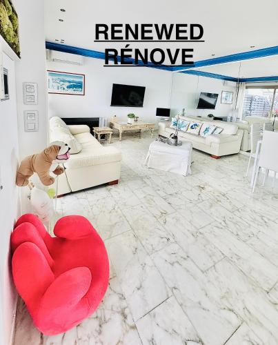 un salon avec un cœur rouge sur le sol dans l'établissement Eden Sea Cannes Villa, à Cannes