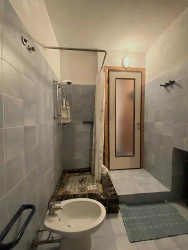 a bathroom with a toilet and a shower at Cozy house near Asei with garden and terrace in Casa del Bosco