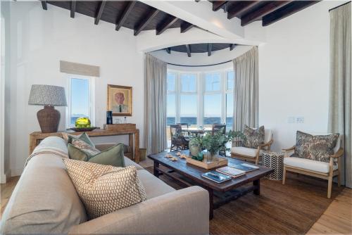 Ruang duduk di By The Sea Villa on Kalk Bays Ocean Edge