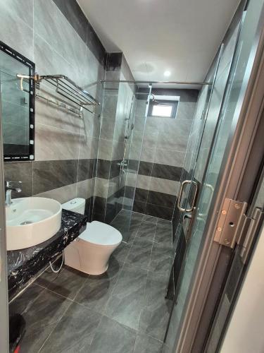 a bathroom with a toilet and a sink and a shower at Villa 88 in Tân Thành (1)