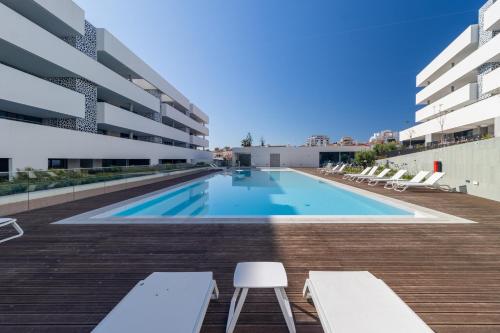 CasaLuxo New 2BR Pool View