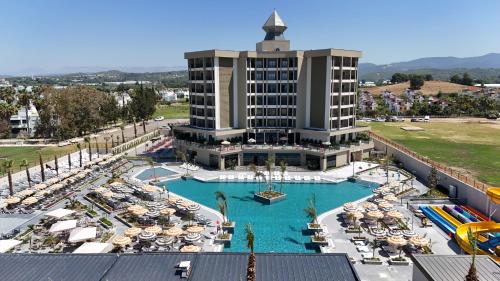vista aérea de um hotel com piscina em PALEMON Resort& Spa em Manavgat