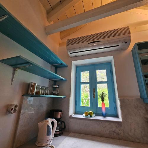 Una cocina o cocineta en Peloponnese Hideout - Traditional stone house