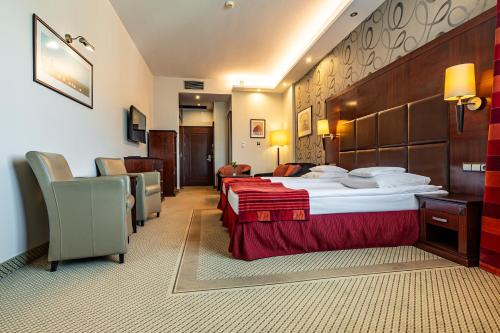 Postel nebo postele na pokoji v ubytování Hotel Galicja Superior Wellness & Spa