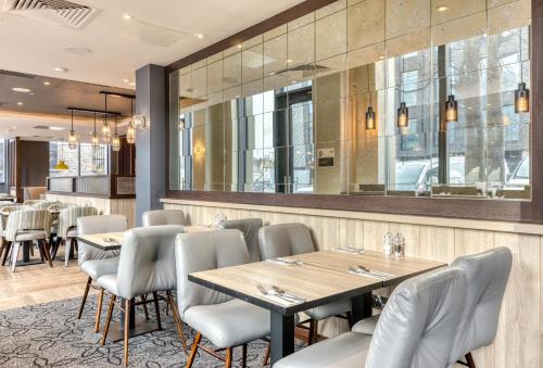 a restaurant with tables and chairs and a bar at Premier Inn Dublin City The Liberties in Dublin