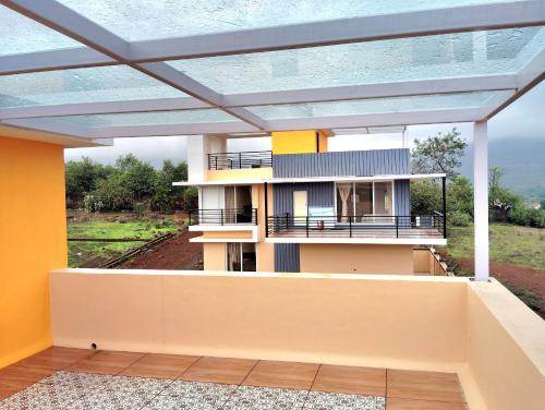 Balkoni atau teres di ROYAL MEADOWS IGATPURI Private Pool Villa F